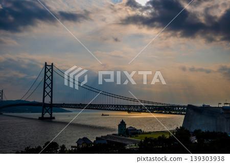 【夢幻】夕陽餘暉與雲海籠罩著明石海峽大橋和伊城閣酒店-神戶海景 【夢幻】夕陽餘暉與雲海籠罩著明石海峽大橋和伊城閣酒店-神戶海景 139303938