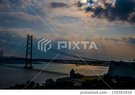 【壯麗全景】落日餘暉灑在明石海峽大橋上，宛如天使的階梯穿透雲層，閃耀著壯麗的光芒。 139303939