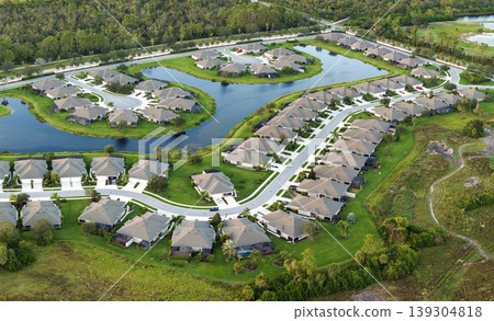 Large residential homes in southwest Florida gated community. American houses in rural US suburbs Large residential homes in southwest Florida gated community. American houses in rural US suburbs 139304818