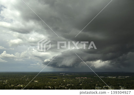 Heavy rainfall over Florida suburbs during summer thunderstorm 139304927