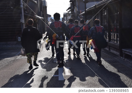 在愛知縣犬山市舉行的犬山春季祭典上，男人們穿著傳統法被和色彩鮮豔的腰帶，走過城下町。 139308985