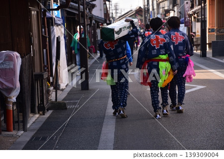 在愛知縣犬山市舉行的犬山春季祭典上,男人們穿著傳統法被和色彩鮮豔的腰帶,走過城下町。 在愛知縣犬山市舉行的犬山春季祭典上,男人們穿著傳統法被和色彩鮮豔的腰帶,走過城下町。 139309004