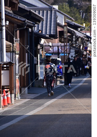 在愛知縣犬山市舉行的犬山春季祭典上,男人們穿著傳統法被和色彩鮮豔的腰帶,走過城下町。 在愛知縣犬山市舉行的犬山春季祭典上,男人們穿著傳統法被和色彩鮮豔的腰帶,走過城下町。 139309007