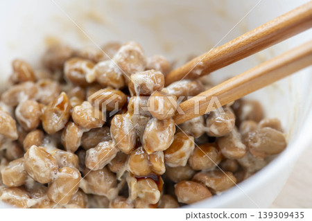 The moment I picked up the natto with chopsticks The moment I picked up the natto with chopsticks 139309435