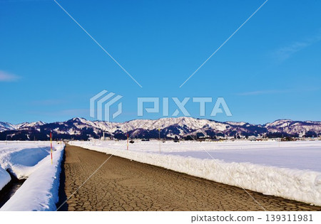 雪原和冬季鄉村景色 139311981