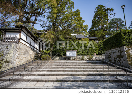 進入寺廟 進入寺廟 139312356