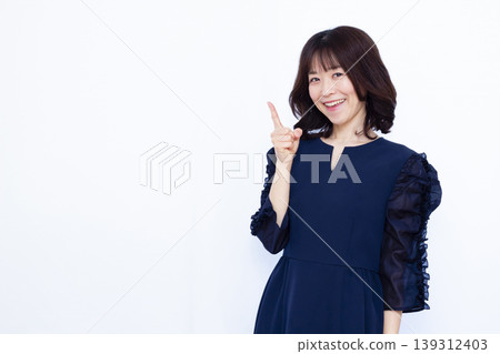 拿著他的食指的婦女 拿著他的食指的婦女 139312403