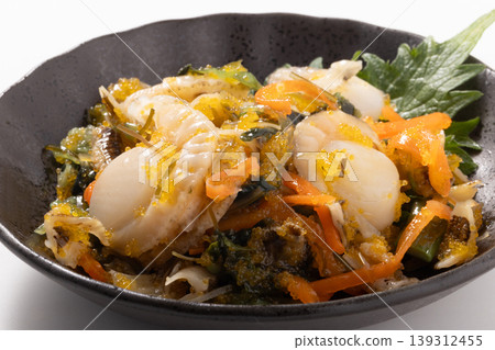 [Hokkaido-produced scallops] Scallop and rapeseed blossoms 139312455