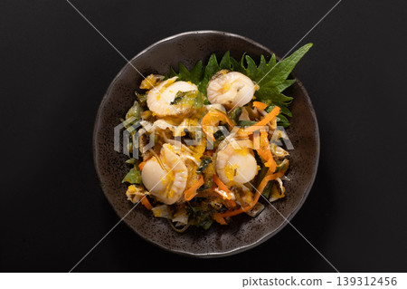 [Hokkaido-produced scallops] Scallop and rapeseed blossoms 139312456