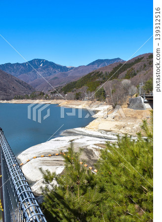 The water level at Hirose Dam has dropped due to drought. (Yamanashi Prefecture) 139312516