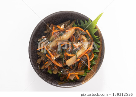 野澤菜醃菜和海帶,魷魚刺身 野澤菜醃菜和海帶,魷魚刺身 139312556