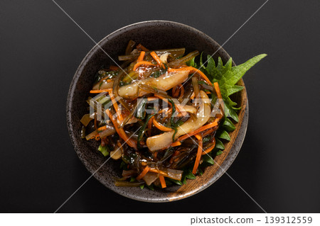 野澤菜醃菜和海帶,魷魚刺身 野澤菜醃菜和海帶,魷魚刺身 139312559