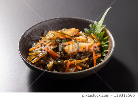 野澤菜醃菜和海帶,魷魚刺身 野澤菜醃菜和海帶,魷魚刺身 139312560