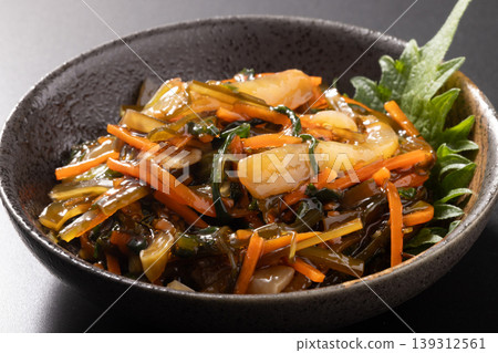 野澤菜醃菜和海帶,魷魚刺身 野澤菜醃菜和海帶,魷魚刺身 139312561