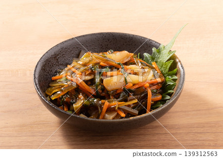 Pickled mustard greens and kelp, squid sashimi Pickled mustard greens and kelp, squid sashimi 139312563