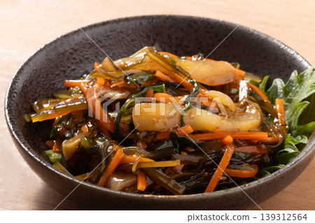 Pickled mustard greens and kelp, squid sashimi 139312564