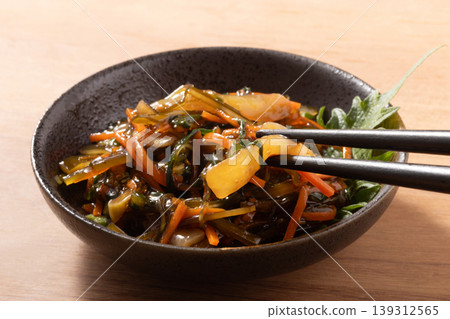 野澤菜醃菜和海帶，魷魚刺身 139312565