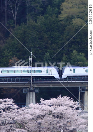 An E353 series train runs along the Chuo East Line in the early morning, seen off by cherry blossoms in full bloom below. (Photographed on April 11, 2026) An E353 series train runs along the Chuo East Line in the early morning, seen off by cherry blossoms in full bloom below. (Photographed on April 11, 2026) 139312616