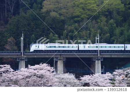 清晨,一列E353系列列車行駛在中央東線上,下方盛開的櫻花為其送行。 (攝於2026年4月11日) 清晨,一列E353系列列車行駛在中央東線上,下方盛開的櫻花為其送行。 (攝於2026年4月11日) 139312618