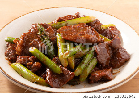 Grilled beef skirt steak and asparagus 139312642