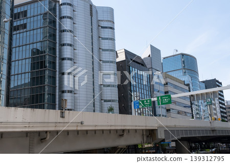 摩天大樓和都會高速公路的景色 139312795