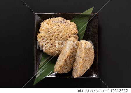 [Domestic Rice] Oyaki (perilla and sesame) 139312812