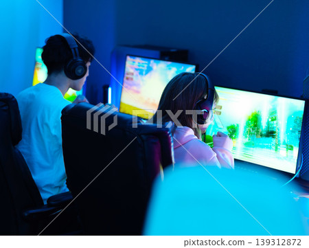 Male and female gamers who enjoy games 139312872