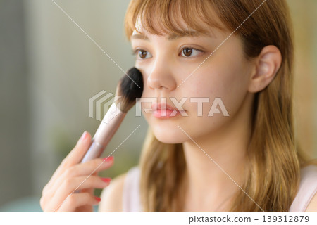 做構成的年輕日本婦女 139312879