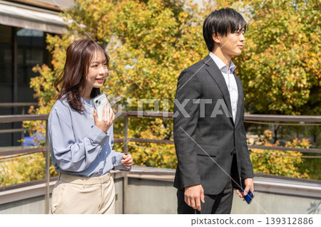 年輕男女,商務人士,戶外,微笑,年輕,上半身,休閒 年輕男女,商務人士,戶外,微笑,年輕,上半身,休閒 139312886