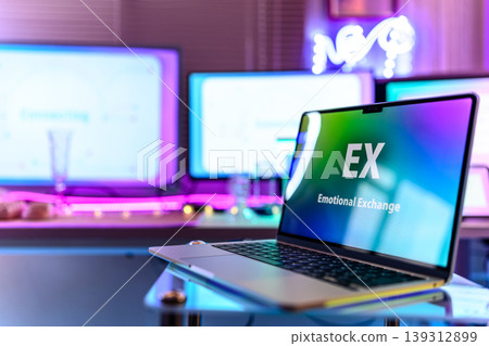 筆記型電腦螢幕上的情感交流顯示 筆記型電腦螢幕上的情感交流顯示 139312899