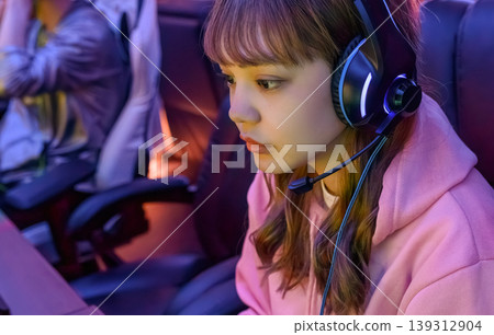 年輕女玩家專心玩遊戲 139312904
