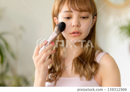 做構成的年輕日本婦女 139312906
