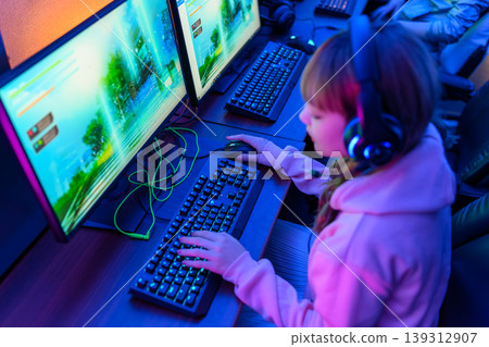 一位女玩家正在電腦上玩遊戲。 139312907