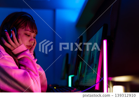 一名女子正在遊戲電腦上玩遊戲。 139312910