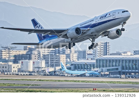 全日空航空(ANA)的一架波音777-200客機從福岡機場壯觀起飛。 全日空航空(ANA)的一架波音777-200客機從福岡機場壯觀起飛。 139312926