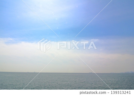 耀眼的陽光、浩瀚的雲層與海 耀眼的陽光、浩瀚的雲層與海 139313241