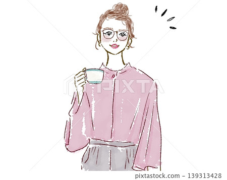 戴著眼鏡、手捧咖啡杯的微笑女士。 戴著眼鏡、手捧咖啡杯的微笑女士。 139313428