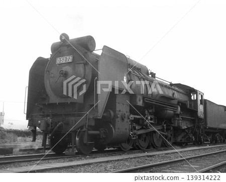 一列由D52型機車牽引的貨運列車正等待出發。 一列由D52型機車牽引的貨運列車正等待出發。 139314222