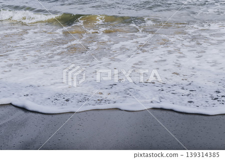 Calm sea waves wash over beautiful sand of the jungle beach 139314385