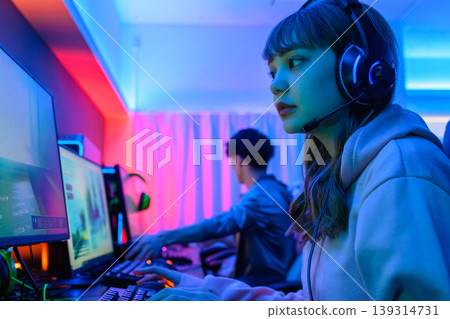 一名日本女子正在遊戲電腦上玩遊戲 139314731