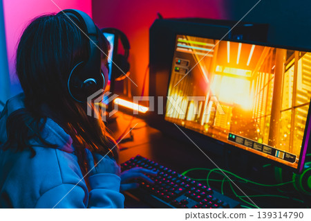 一位女士正在她的遊戲電腦上玩遊戲。 139314790