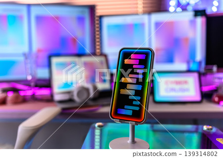 一部智慧型手機螢幕上顯示著一條色彩鮮豔的訊息 139314802
