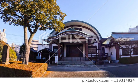 The main hall of Jōkōji Temple in Tokyo against a blue sky: Tokyo's Kameido Seven Lucky Gods Pilgrimage The main hall of Jōkōji Temple in Tokyo against a blue sky: Tokyo's Kameido Seven Lucky Gods Pilgrimage 139314924