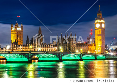 Winter in London: The River Thames and the illuminated Palace of Westminster Winter in London: The River Thames and the illuminated Palace of Westminster 139315133