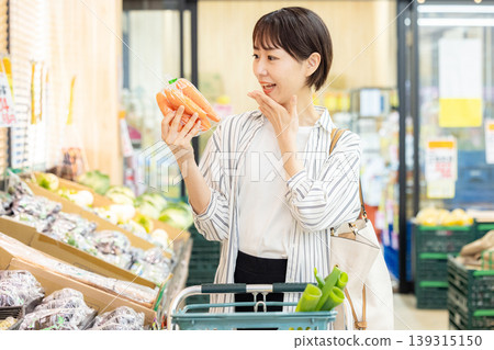 Women shopping at supermarkets Women shopping at supermarkets 139315150