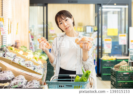 婦女在超市購物 139315153