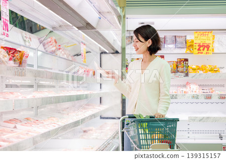 女顧客在超市購買肉類 139315157