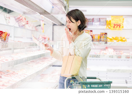 女顧客在超市購買肉類 139315160