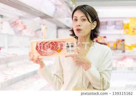 女顧客在超市購買肉類 139315162