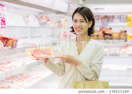 女顧客在超市購買肉類 139315164